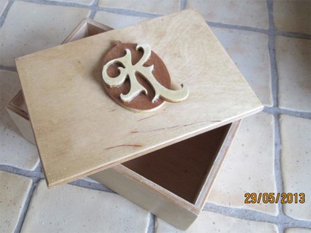 Scatola in legno con iniziale